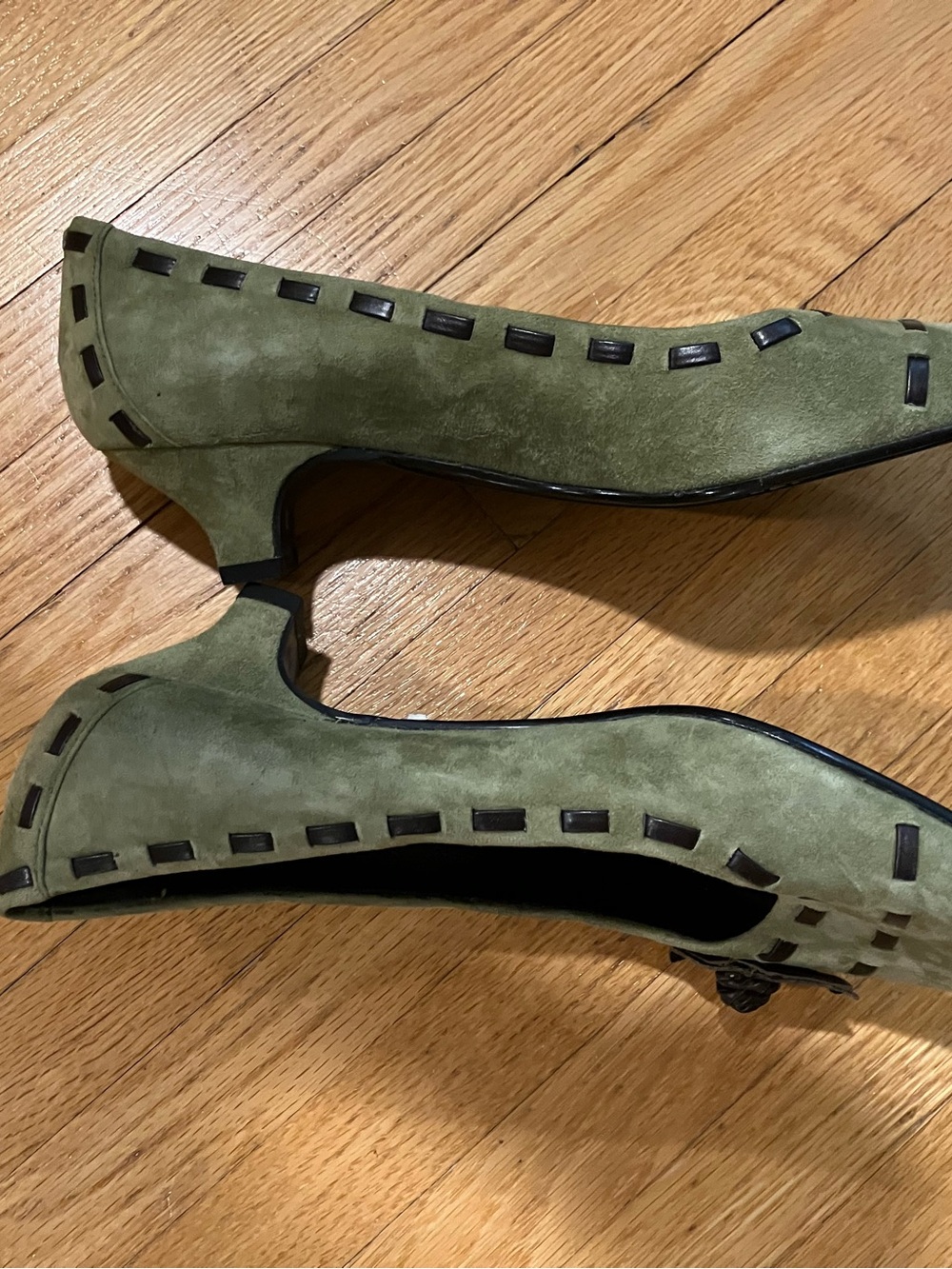 Olive Green Suede Low Heel Pumps with Contrasting Trim van eli 8.5N classy
